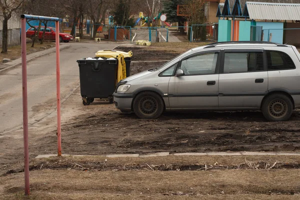 Minsk Weißrussland März 2019 Parkverstöße Auf Gehwegen Rasenflächen Zebrastreifen Parkverbotsschildern — Stockfoto