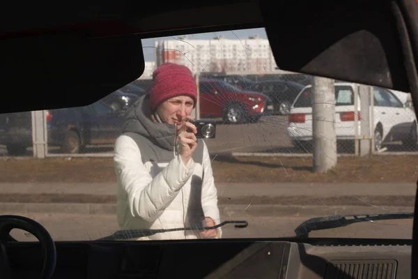 Взрослый Водитель Расстроен Молодой Женщиной Перед Автокатастрофой Авария Городской Дороге Стоковая Картинка