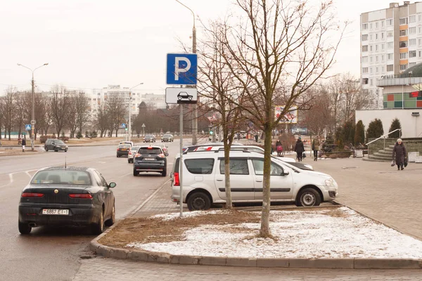 白俄罗斯明斯克 2019年3月14日 人行道 人行横道 没有停车标志 公共交通站违反停车规定 图库图片