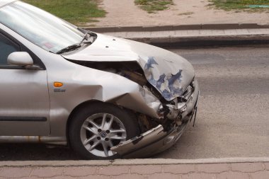 Minsk, Beyaz Rusya - 20 Nisan 2019: Ön uçlu hasarlı gümüş Fiat araba, caddede park edilen kaza sonucu parçalandı