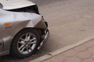 Minsk, Beyaz Rusya - 20 Nisan 2019: Ön uçlu hasarlı gümüş Fiat araba, caddede park edilen kaza sonucu parçalandı