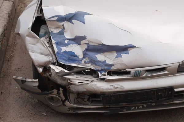 ミンスク ベラルーシ 2019年4月20日 路上駐車事故の後 フロントエンドが壊れた破損したシルバーフィアット車 — ストック写真