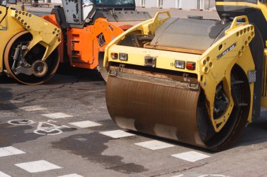 Minsk, Beyaz Rusya - 21 Nisan 2019: Yolda çalışın. Yapım aşamasında. Yol bakımı. Yol makineleri çalışma.