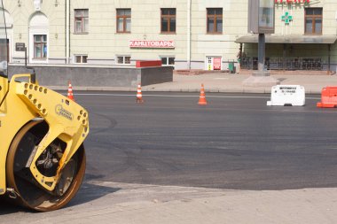Minsk, Beyaz Rusya - 21 Nisan 2019: Yolda çalışın. Yapım aşamasında. Yol bakımı. Yol makineleri çalışma.