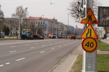 Minsk, Beyaz Rusya - 21 Nisan 2019: Yolda çalışın. Yapım aşamasında. Yol bakımı. Yol makineleri çalışma.