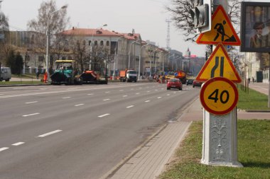 Minsk, Beyaz Rusya - 21 Nisan 2019: Yolda çalışın. Yapım aşamasında. Yol bakımı. Yol makineleri çalışma.
