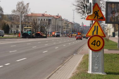 Minsk, Beyaz Rusya - 21 Nisan 2019: Yolda çalışın. Yapım aşamasında. Yol bakımı. Yol makineleri çalışma.