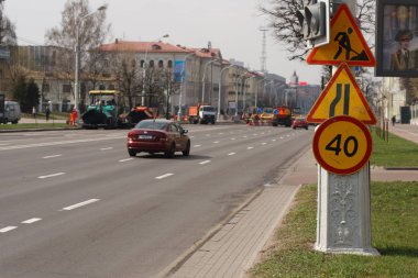 Minsk, Beyaz Rusya - 21 Nisan 2019: Yolda çalışın. Yapım aşamasında. Yol bakımı. Yol makineleri çalışma.