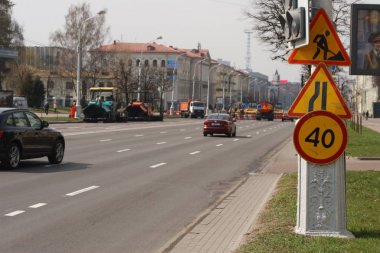 Minsk, Beyaz Rusya - 21 Nisan 2019: Yolda çalışın. Yapım aşamasında. Yol bakımı. Yol makineleri çalışma.