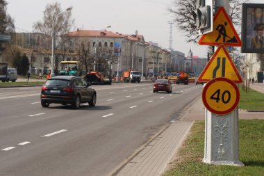 Minsk, Beyaz Rusya - 21 Nisan 2019: Yolda çalışın. Yapım aşamasında. Yol bakımı. Yol makineleri çalışma.