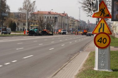 Minsk, Beyaz Rusya - 21 Nisan 2019: Yolda çalışın. Yapım aşamasında. Yol bakımı. Yol makineleri çalışma.