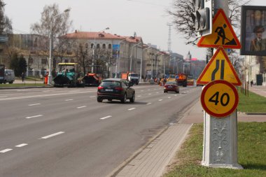 Minsk, Beyaz Rusya - 21 Nisan 2019: Yolda çalışın. Yapım aşamasında. Yol bakımı. Yol makineleri çalışma.