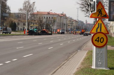 Minsk, Beyaz Rusya - 21 Nisan 2019: Yolda çalışın. Yapım aşamasında. Yol bakımı. Yol makineleri çalışma.