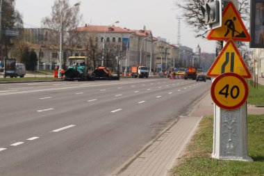 Minsk, Beyaz Rusya - 21 Nisan 2019: Yolda çalışın. Yapım aşamasında. Yol bakımı. Yol makineleri çalışma.