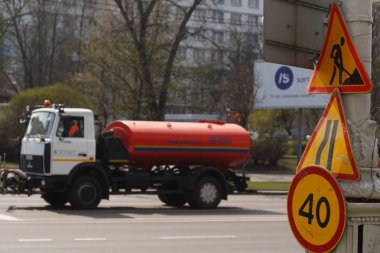 Minsk, Beyaz Rusya - 21 Nisan 2019: Yolda çalışın. Yapım aşamasında. Yol bakımı. Yol makineleri çalışma.