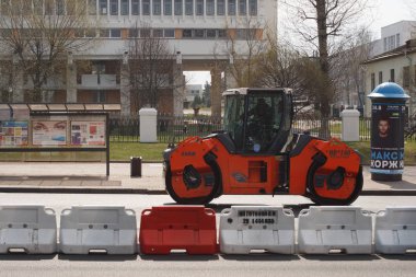 Minsk, Beyaz Rusya - 21 Nisan 2019: Yolda çalışın. Yapım aşamasında. Yol bakımı. Yol makineleri çalışma.
