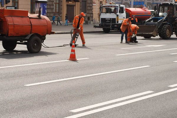 Minsk Bielorrusia Abril 2019 Trabajo Carretera Limpieza Calles Ciudad Trabajadores — Foto de Stock