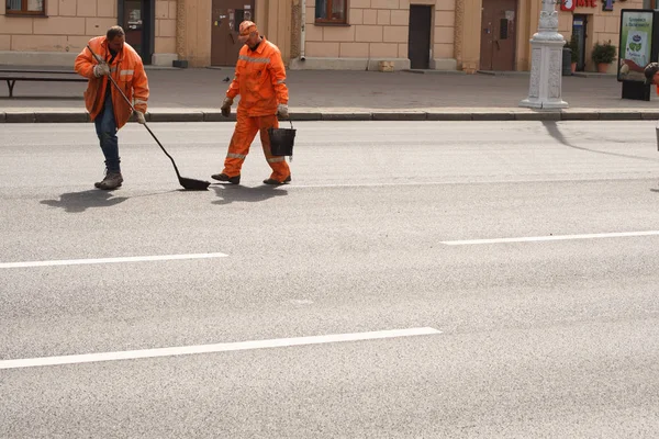 Minsk Bielorrusia Abril 2019 Trabajo Carretera Limpieza Calles Ciudad Trabajadores — Foto de Stock