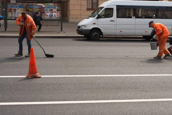 Minsk Bielorrusia Abril 2019 Trabajo Carretera Limpieza Calles Ciudad Trabajadores — Foto de Stock