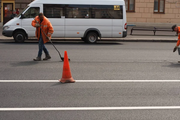 Minsk Bielorrusia Abril 2019 Trabajo Carretera Limpieza Calles Ciudad Trabajadores — Foto de Stock