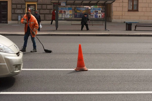 Minsk Bielorrusia Abril 2019 Trabajo Carretera Limpieza Calles Ciudad Trabajadores — Foto de Stock