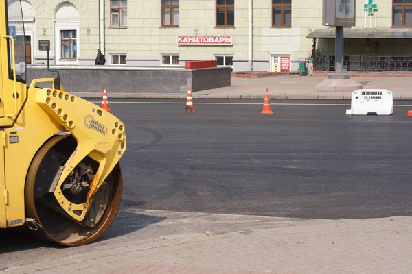 Minsk Weißrussland April 2019 Straßenbauarbeiten Bau Straßenunterhaltung Straßenmaschinen Einsatz — Stockfoto