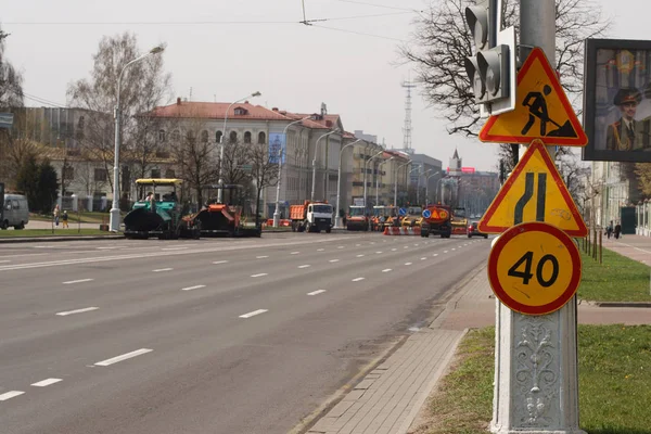 Minsk Vitryssland April 2019 Arbete Väg Byggnad Vägunderhåll Vägmaskiner Som — Stockfoto