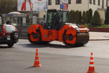 Minsk, Beyaz Rusya - 21 Nisan 2019: Yolda çalışın. Yapım aşamasında. Yol bakımı. Yol makineleri çalışma.