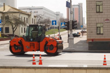 Minsk, Beyaz Rusya - 21 Nisan 2019: Yolda çalışın. Yapım aşamasında. Yol bakımı. Yol makineleri çalışma.