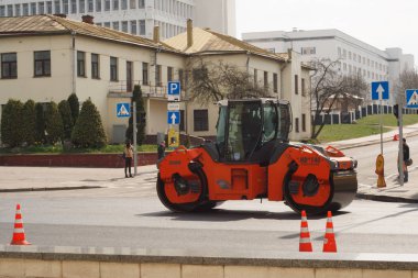 Minsk, Beyaz Rusya - 21 Nisan 2019: Yolda çalışın. Yapım aşamasında. Yol bakımı. Yol makineleri çalışma.