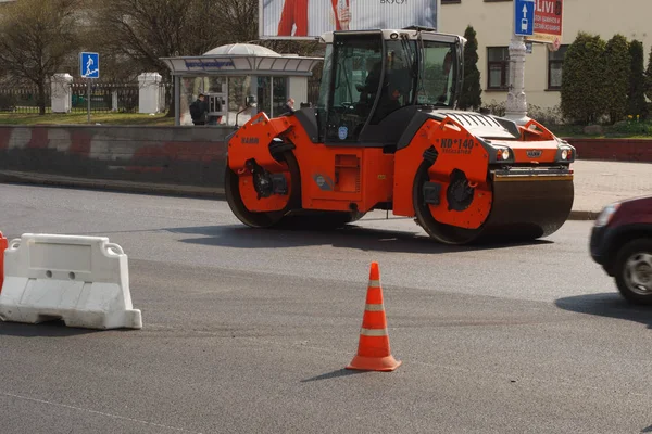 ミンスク ベラルーシ 2019年4月21日 道路上の作業 工事中 道路整備 道路機械の作業 — ストック写真