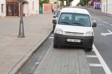 Minsk, Beyaz Rusya - 01 Haziran 2019: Büyük bir şehirde park ihlali