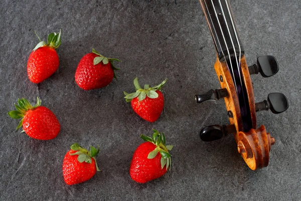 浪漫约会的食谱 新鲜草莓 古典音乐和香槟 — 图库照片
