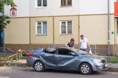 Minsk, Belarus-06 Haziran 2019: hasarlı araba gümüş gri Kai Rio şehir Caddesi üzerinde Park düşmüş ağaç ile