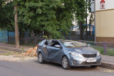 Minsk, Belarus-06 Haziran 2019: hasarlı araba gümüş gri Kai Rio şehir Caddesi üzerinde Park düşmüş ağaç ile