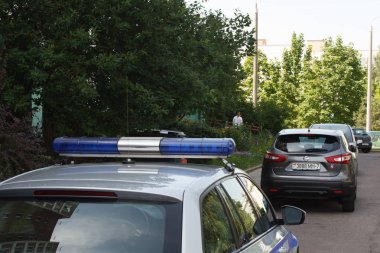 Minsk, Beyaz Rusya - 26 Haziran 2019: Şehirde sokağa park edilmiş polis arabası