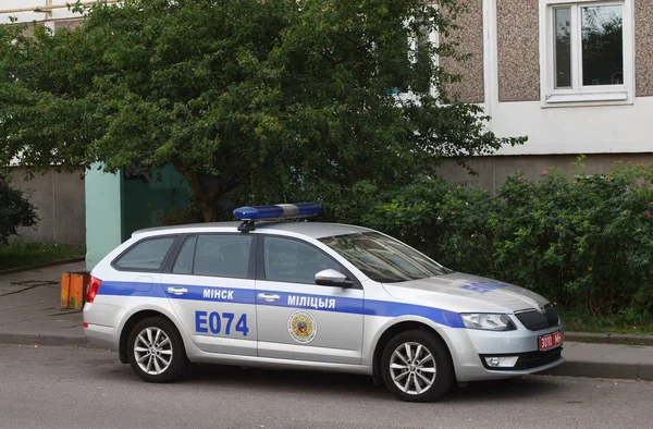 Minsk, Beyaz Rusya - 26 Haziran 2019: Şehirde sokağa park edilmiş polis arabası