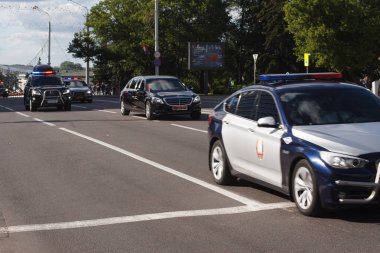 Minsk, Beyaz Rusya - 28 Haziran 2019: Belarus Devlet Başkanı Alexander Lukashenko'nun cumhurbaşkanlığı konvoyu, ikinci Avrupa maçlarında Belaruslu sporculara tezahürat yapmak için şehrin sokaklarından Dinamo Stadyumu'na doğru yola çıktı
