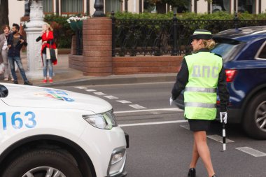 Minsk, Beyaz Rusya - 26 Haziran 2019: Şehirde sokakta çalışan bayan polis trafik kontrol memuru