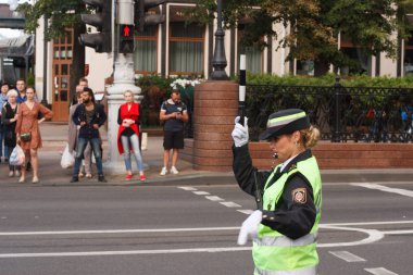 Minsk, Beyaz Rusya - 26 Haziran 2019: Şehirde sokakta çalışan bayan polis trafik kontrol memuru