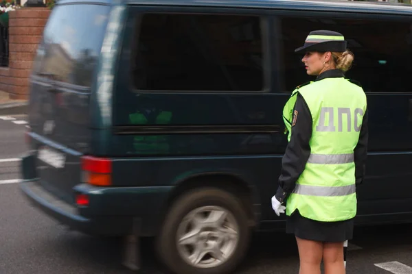 ミンスク ベラルーシ 2019年6月26日 市内の路上で働く女性警察交通管制官 — ストック写真