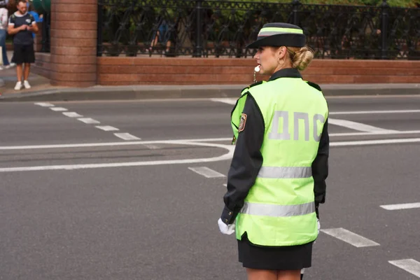 明斯克 白俄罗斯 2019年6月26日 在该市街头工作的女警察交通管制官员 — 图库照片