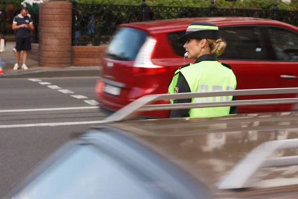 ミンスク ベラルーシ 2019年6月26日 市内の路上で働く女性警察交通管制官 — ストック写真