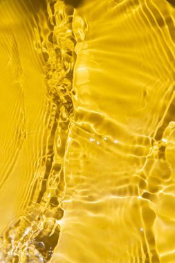 Güneşli bir günde gölgeli sarı su