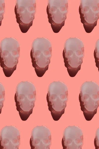 Ледяной череп с рисунком тени на розовом фоне — стоковое фото