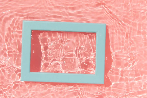 Blå ram i rosa vatten bakgrund — Stockfoto