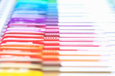 Beyaz arkaplanda renkli jel kalemler deseni