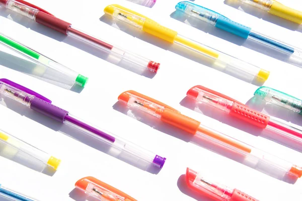 Beyaz arkaplanda renkli jel kalemler deseni