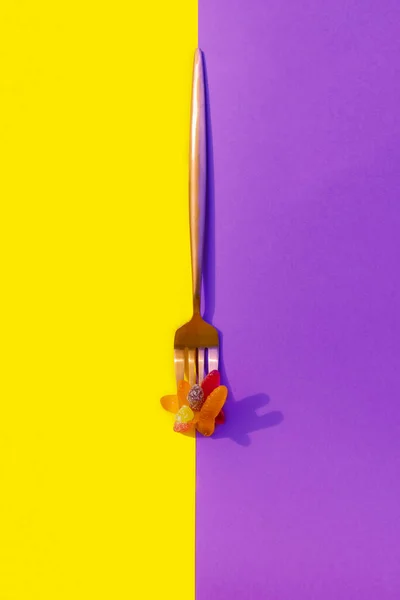 Fém villa zselés férgek függőleges sárga és lila színblokk háttér — Stock Fotó