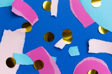 mavi arkaplanda yırtık geometrik pembe kağıt sanatı